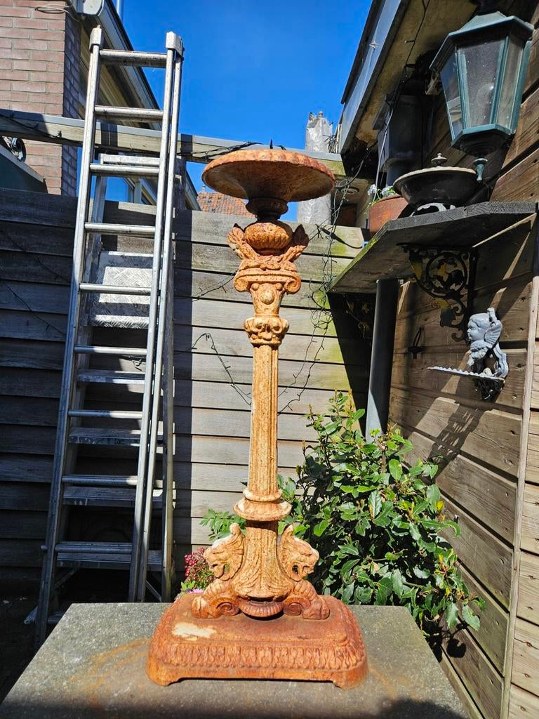 Bijzondere gietijzeren kaarsenstandaard met patina, Ophalen of Verzenden, Overige materialen