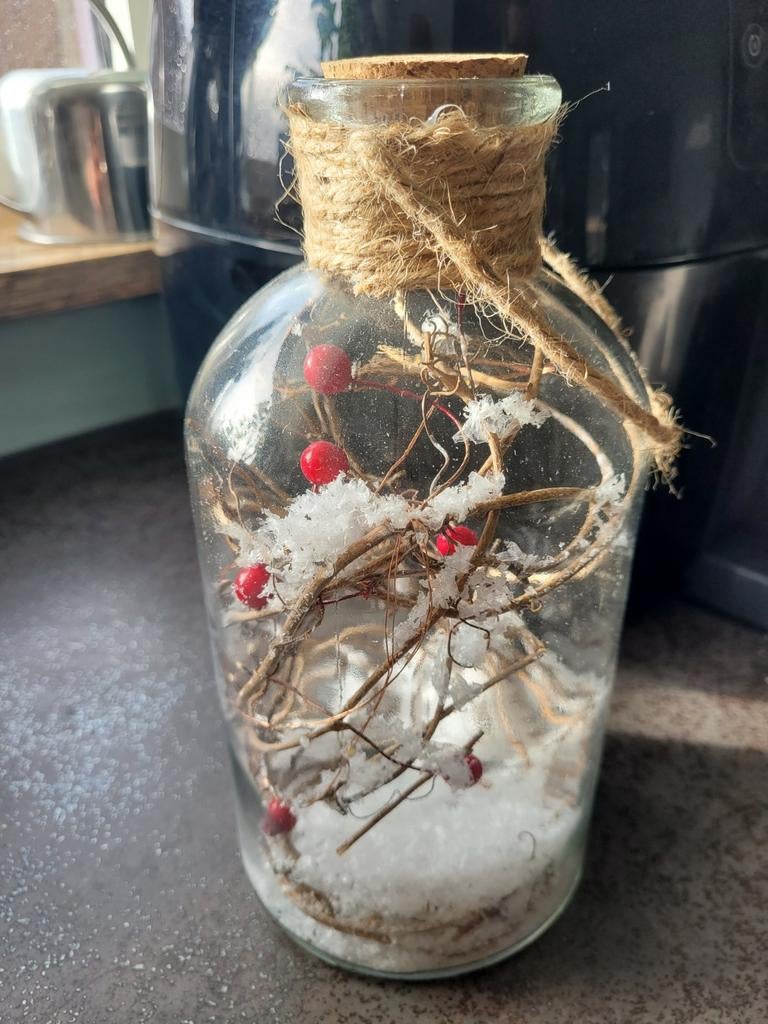 Glazen stolp met licht, besjes en sneeuw, Diversen, Kerst, Ophalen of Verzenden, Zo goed als nieuw