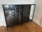 Vitrinekast zwart 2x, Huis en Inrichting, Kasten | Vitrinekasten, Ophalen, Met deur(en), 100 tot 150 cm, 50 tot 100 cm
