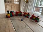 Vintage gekleurd houten speelgoed treintje Locomotief wagons, Ophalen, Gebruikt, Rij- of Hobbelspeelgoed