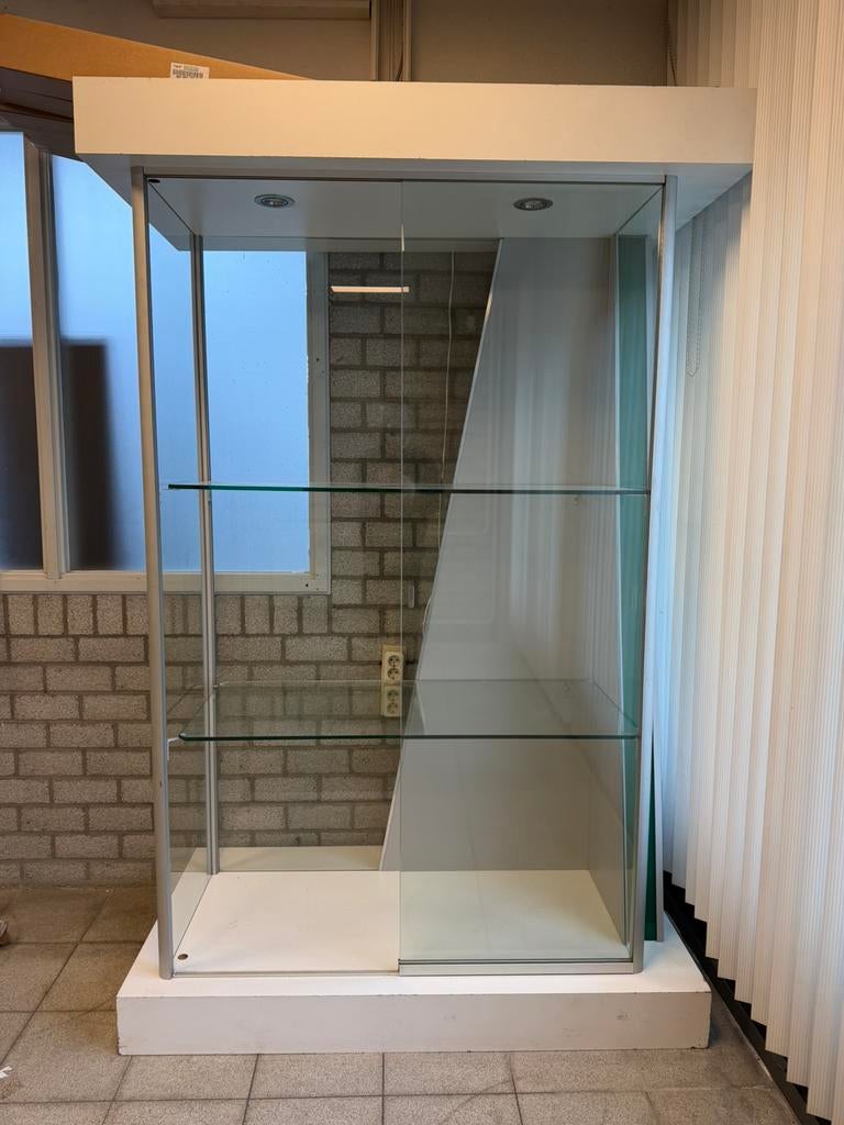 Glazen vitrinekast met verlichting, Ophalen, 50 tot 100 cm, Zo goed als nieuw, 150 tot 200 cm