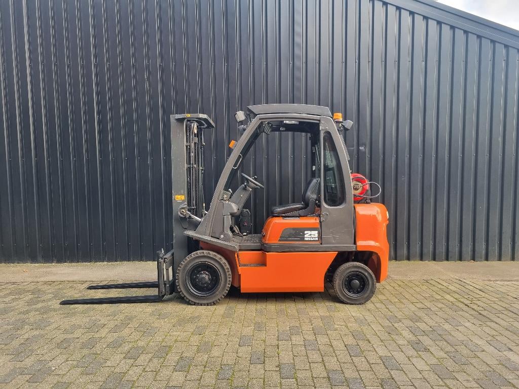 Heftruck Nissan 2.5 ton LPG triplomast 4.75 meter side shift, Zakelijke goederen, Machines en Bouw | Heftrucks en Intern transport