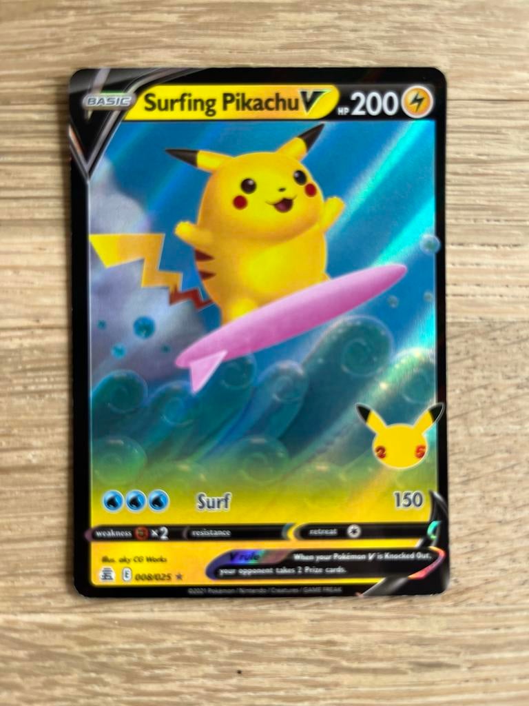 Surfing Pikachu V - 008/025 - Celebrations, Ophalen of Verzenden, Zo goed als nieuw, Losse kaart, Foil