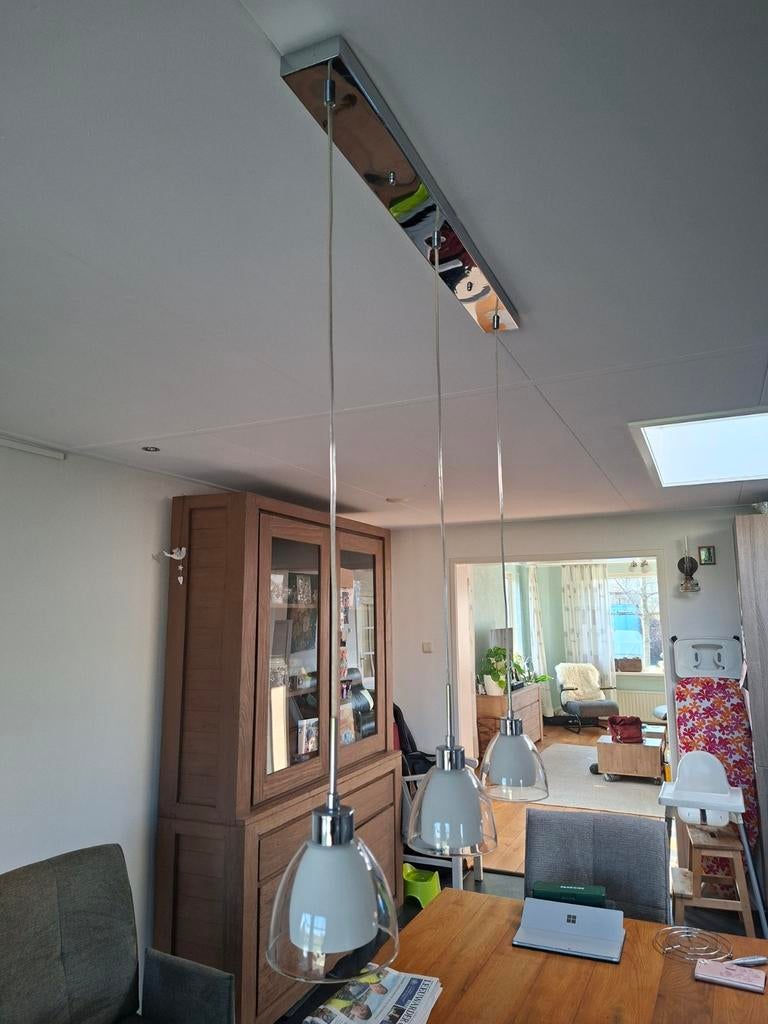 Moderne hanglamp met 3 kelken voor eettafel, Huis en Inrichting, Lampen | Hanglampen, Gebruikt, 75 cm of meer, Glas, Metaal, Ophalen