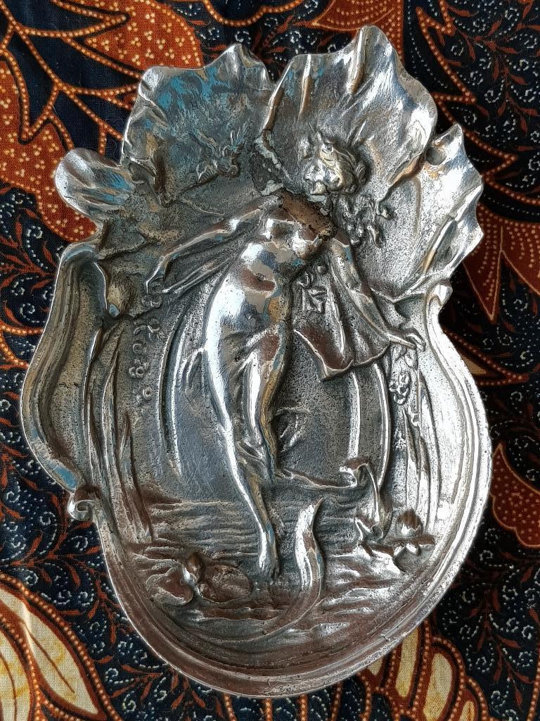 Prachtig antiek schaaltje uit Frankrijk met een vrouw 16 cm.