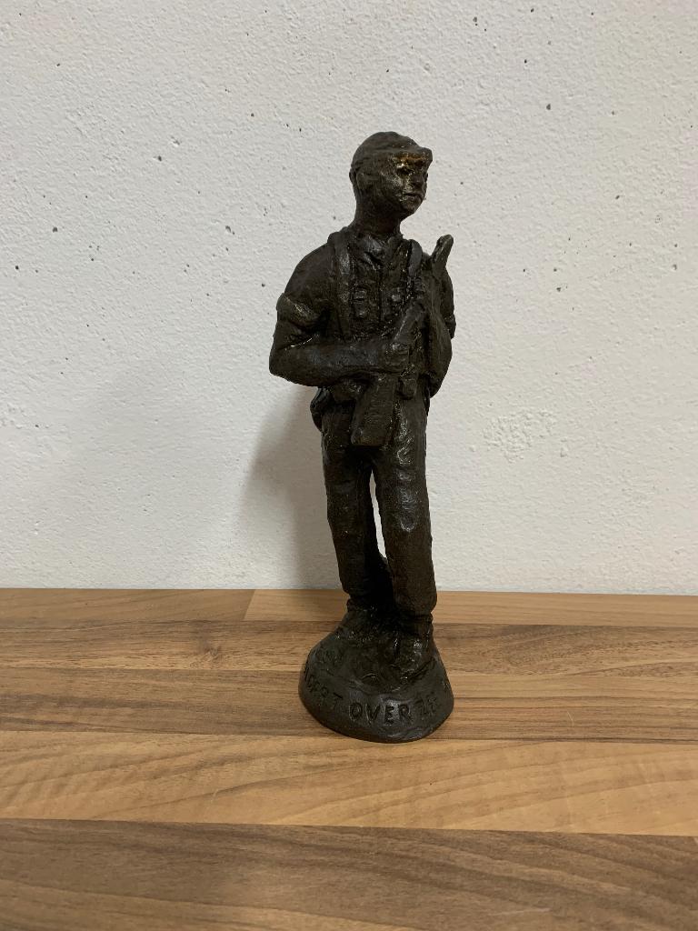 Soldaat over zee ’45 - ‘62 | Dick van Wijk, Verzamelen, Beelden en Beeldjes, Ophalen of Verzenden, Gebruikt, Mens