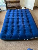 Blauw 2-persoons camping luchtbed met voetpompje, Caravans en Kamperen, Luchtbedden, Ophalen of Verzenden, Zo goed als nieuw, 2-persoons