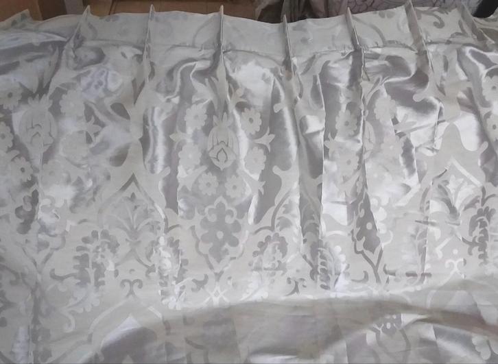 2 Zilvergrijze overgordijnen van 247 cm hoog en elk 105 cm b, Huis en Inrichting, Stoffering | Gordijnen en Lamellen, Zo goed als nieuw