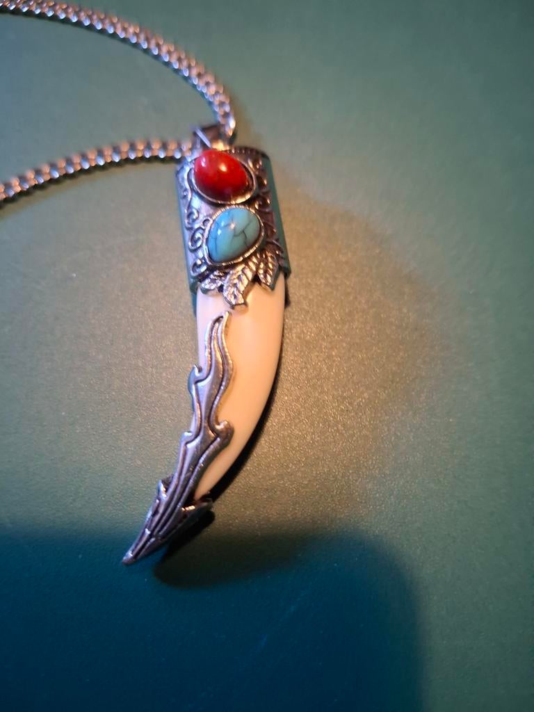 Halsketting met hanger  tand, Ophalen of Verzenden, Zilver, Overige materialen, Met hanger