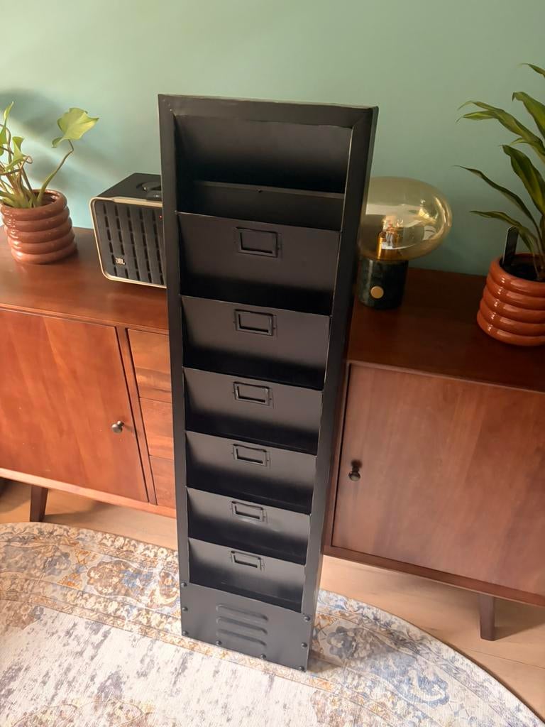 Industrieel tijdschriftenrek van zwart metaal, Ophalen, Zo goed als nieuw