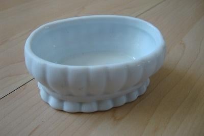 Porseleinen BEELDJE VAN MANDJE breedte 9 cm. Hoogte 4 cm, Ophalen of Verzenden, Zo goed als nieuw