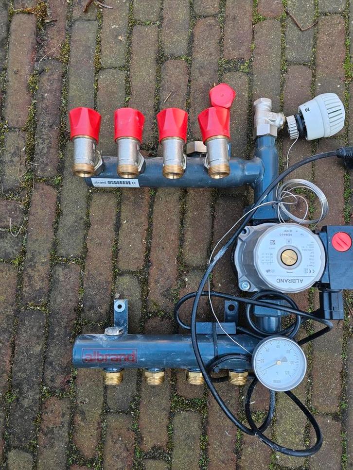 Albrand 4-groeps vloerverwarming verdeler, Doe-het-zelf en Verbouw, Verwarming en Radiatoren, Gebruikt, Overige typen, 800 watt of meer