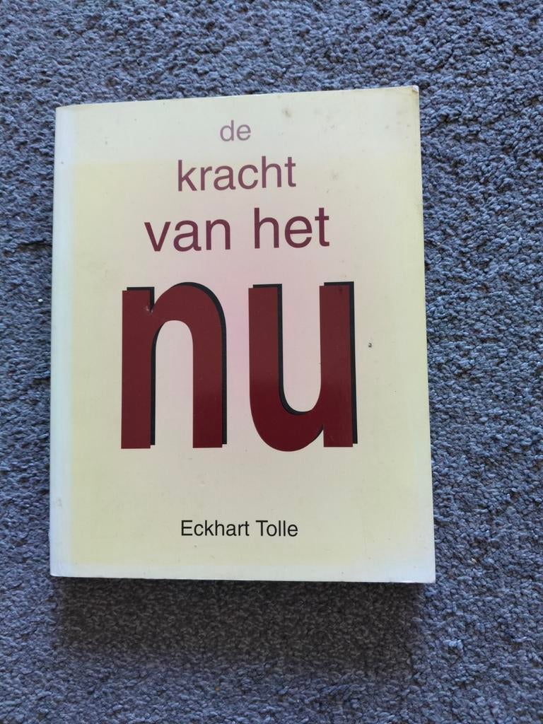 De Kracht van het Nu - Eckhart Tolle, Achtergrond en Informatie, Spiritualiteit algemeen, Ophalen of Verzenden, Zo goed als nieuw