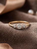 14 karaat gouden vintagering met drie kleine diamantjes, Ophalen of Verzenden, Dame, Goud, Kleiner dan 17