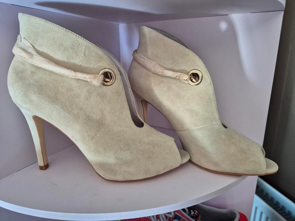 Josh V pumps maat 41 beige met gouden ketting, Pumps, Beige, Nieuw, Ophalen of Verzenden