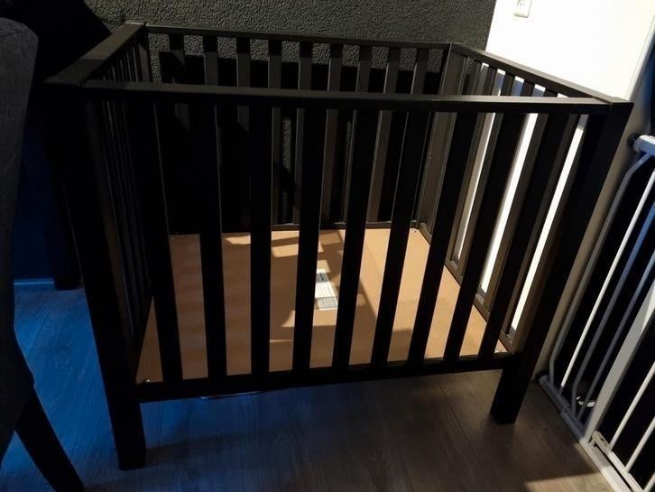 Zwarte box met nieuw matras + 2 hoeslakens zw. 80x100, Kinderen en Baby's, Boxen, Ophalen, Zo goed als nieuw, Rechthoekig, In hoogte verstelbaar