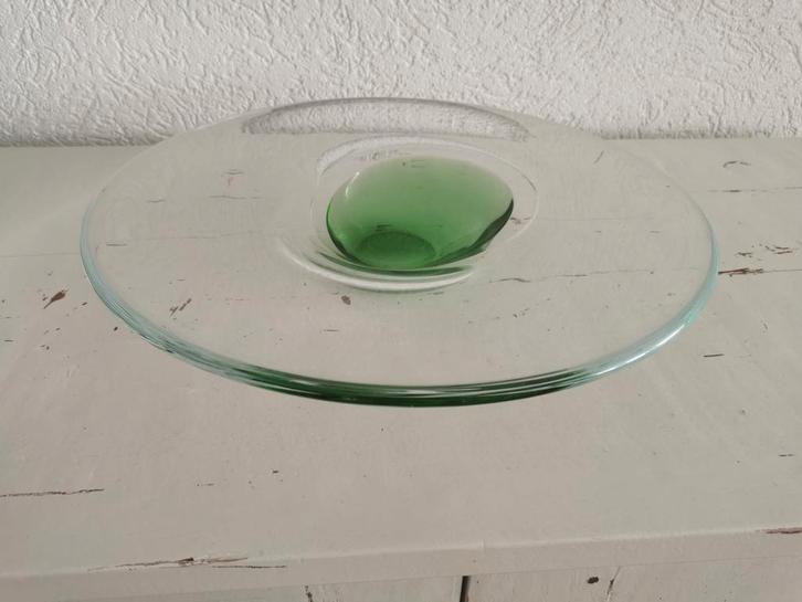 Glazen schaal met groene accenten, Huis en Inrichting, Woonaccessoires | Schalen en Manden, Zo goed als nieuw, Schaal, Rond, Glas