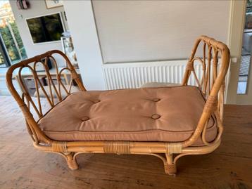 Poppie rotan poppenbedje met camel matras beschikbaar voor biedingen