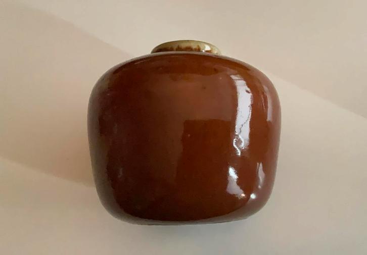 Pieter Groeneveldt: bruin vaasje 9 cm periode 1945 - 1950, Antiek en Kunst, Antiek | Keramiek en Aardewerk, Ophalen of Verzenden