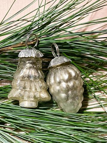 Zilverkleurige oude kleine kerstballen beschikbaar voor biedingen