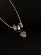 Ketting met bedeltjes en roze steentjes, Ophalen of Verzenden, Zo goed als nieuw, Roze, Met strass