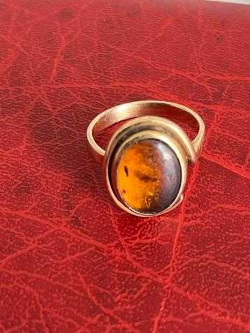 Grote gouden ring met barnsteen beschikbaar voor biedingen