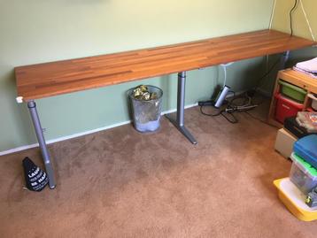 Bureau 300 x 80 cm op ahrend frame beschikbaar voor biedingen