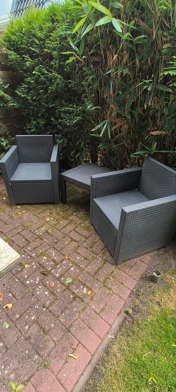 Tuinset met tafel beschikbaar voor biedingen