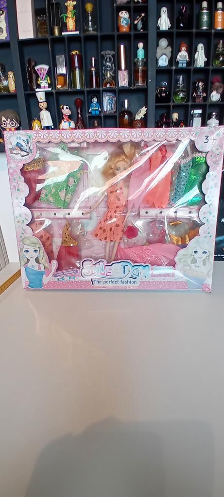 Sweet Girl Barbie met Kleding Hong Kong, Kinderen en Baby's, Speelgoed | Poppen, Nieuw, Barbie, Ophalen of Verzenden