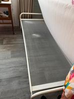 Wit metalen bed met spiraalbodem, Huis en Inrichting, Slaapkamer | Bedden, 90 cm, Eenpersoons, Wit, Zo goed als nieuw