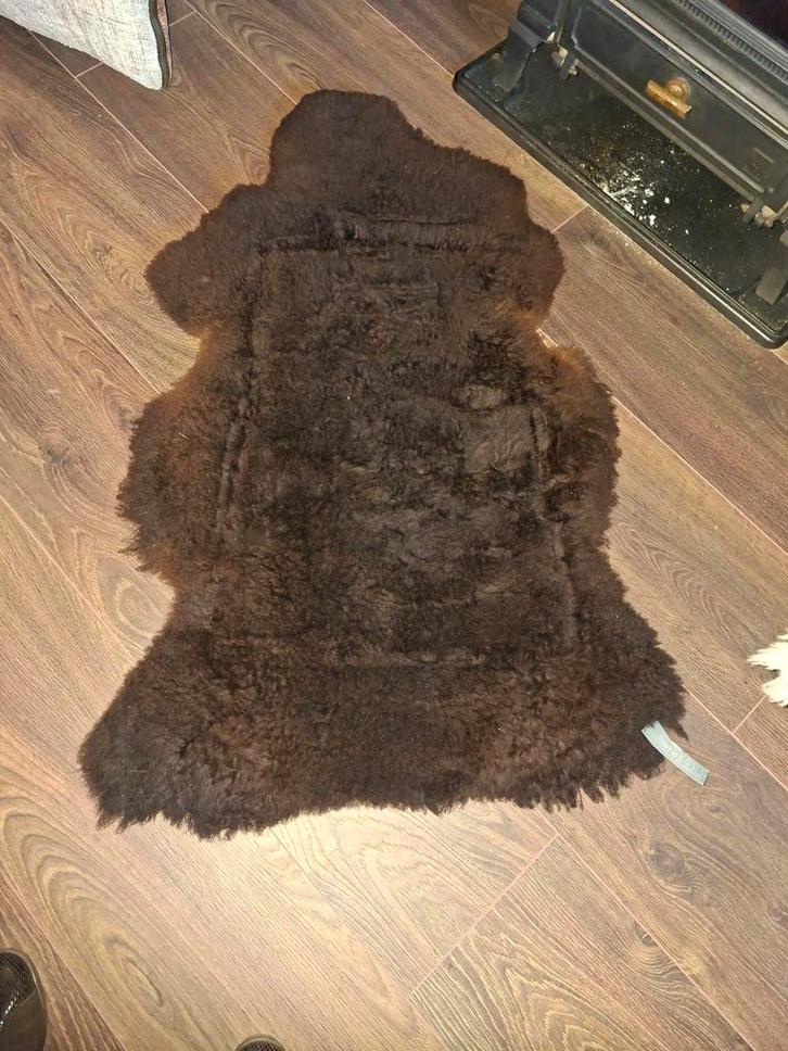 Donkerbruine Schapenvacht - Warm en Stijlvol, Huis en Inrichting, Stoffering | Tapijten en Kleden, Zo goed als nieuw, 50 tot 100 cm