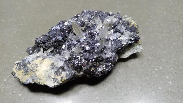 D50-06 Pyriet Sfaleriet Kwartsnaalden Calciet UV, Verzamelen, Mineralen en Fossielen, Mineraal, Ophalen of Verzenden