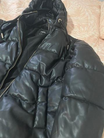 Zwarte Zara Puffer Jas beschikbaar voor biedingen