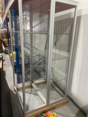 Te koop 2 stuks aluminium bedrijfs vitrinekasten verlichting beschikbaar voor biedingen