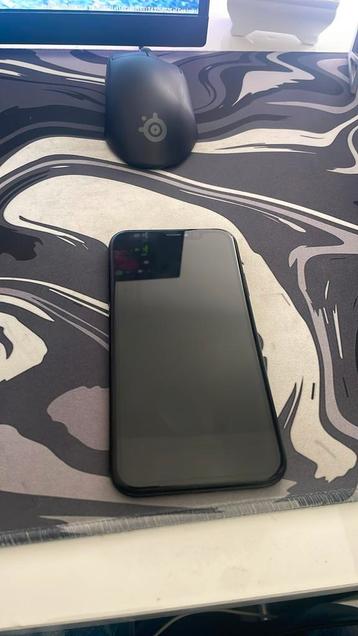 iPhone XR 64GB – Werkt perfect, kleine barst + hoesje beschikbaar voor biedingen