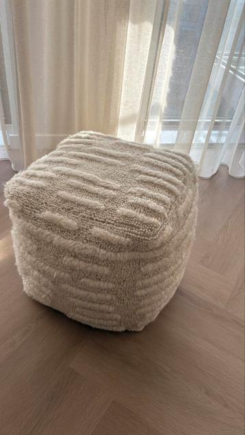 Ivory poef beschikbaar voor biedingen