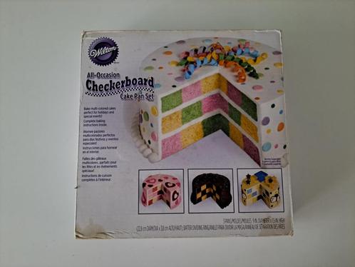 Wilton Checkerboard cake pan set (nieuw), Hobby en Vrije tijd, Taarten en Cupcakes maken, Nieuw, Bakvorm, Taarten, Ophalen of Verzenden