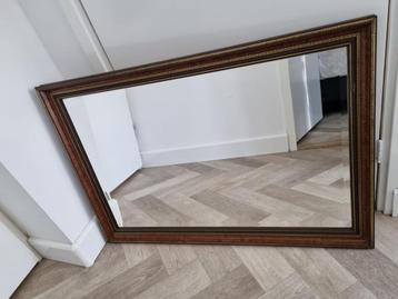 Mooie Spiegel met Houten Frame beschikbaar voor biedingen