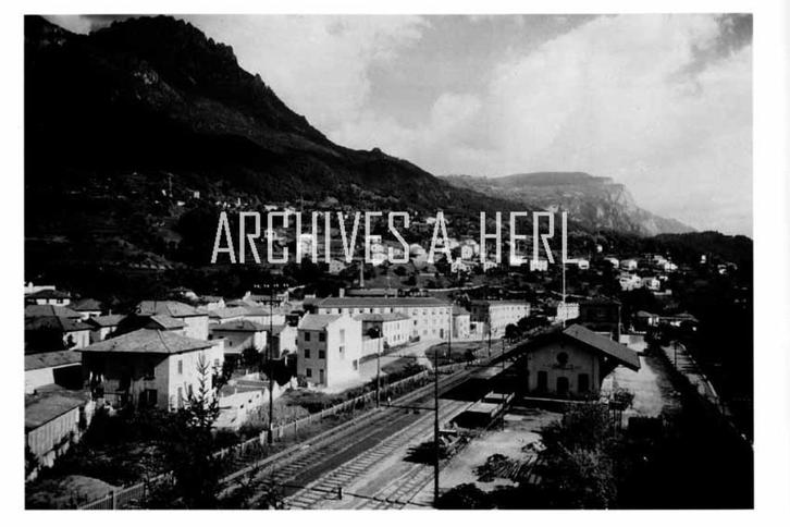 1954 Moto Guzzi factory and train station Mandello del Lario, Verzamelen, Foto's en Prenten, Nieuw, Foto, Overige onderwerpen