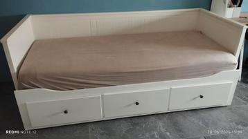 1 IKEA Hemnes bedden met lades – stevig en in topstaat