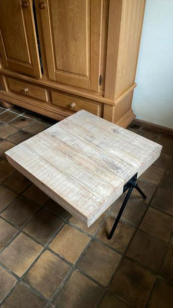 Houten salontafel met zwarte poten -80 x 81cm