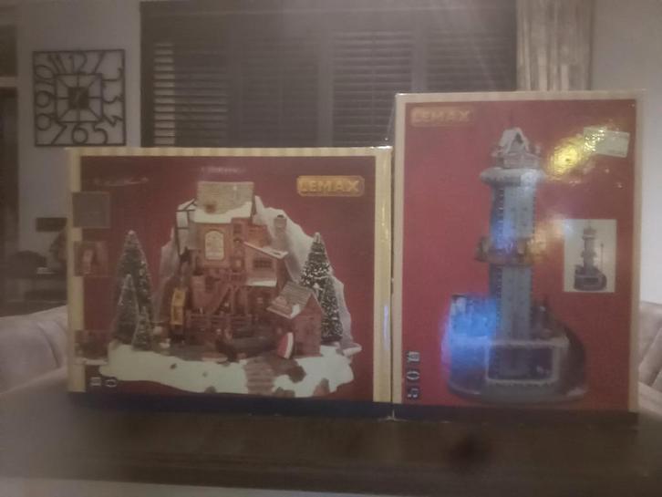 2x Kerstdorp Lemax oak creek grist mill/ santa's freeze zone, Diversen, Kerst, Zo goed als nieuw, Ophalen of Verzenden