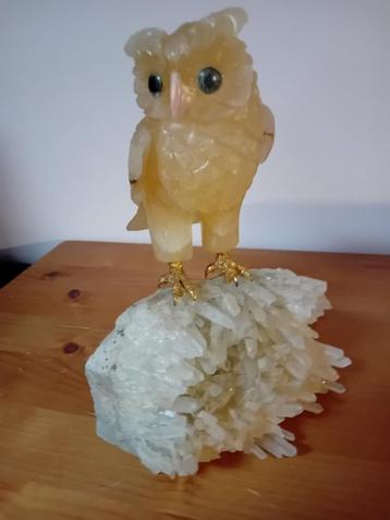 Uil van natuursteen beschikbaar voor biedingen