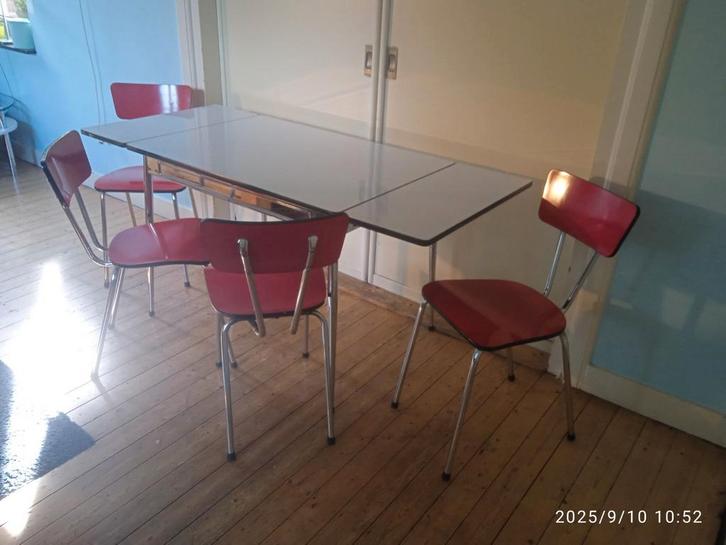 Jaren 60 uitschuifbare formica tafel met 4 rode stoelen, Huis en Inrichting, Tafels | Eettafels, Zo goed als nieuw, 50 tot 100 cm