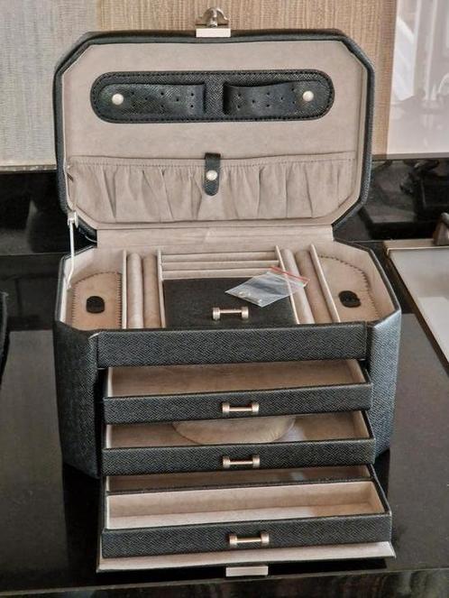 Sieraden/Juwelen Koffertje met sleuteltje(Met 3 Laadjes., Sieraden, Tassen en Uiterlijk, Beautycases, Zo goed als nieuw, Ophalen of Verzenden