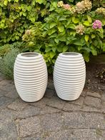 Twee mooie witte vazen - 40 cm hoog, Huis en Inrichting, Woonaccessoires | Vazen, Ophalen, Zo goed als nieuw