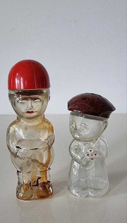 2 antieke flesjes idvv jongetjes met bakelieten petjes, Antiek en Kunst, Curiosa en Brocante, Ophalen of Verzenden