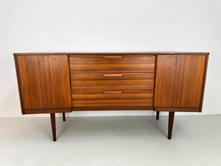 Vintage dressoir van Austinsuite., Huis en Inrichting, Kasten | Dressoirs, Zo goed als nieuw, 150 tot 200 cm, 25 tot 50 cm, Verzenden