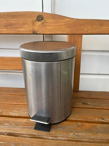 Kleine pedaalemmer prullenbak badkamer / toilet beschikbaar voor biedingen