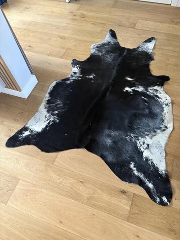 Koeienhuid zwart wit vloerkleed 200x160 cm nieuwstaat beschikbaar voor biedingen